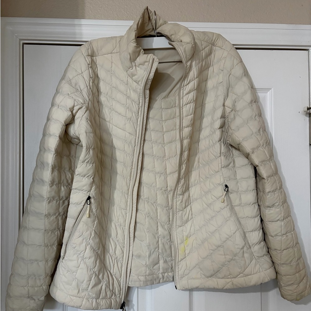 The North Face Women's Off-White Puffer Jacket - Picture 3 of 8